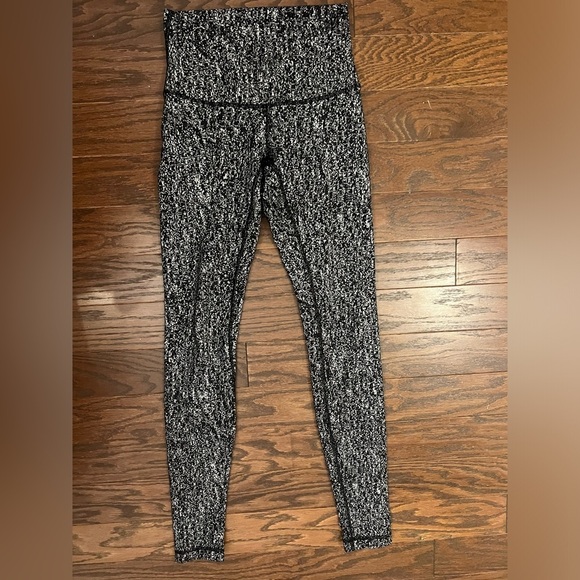 COPY - Lululemon EUC Wunder Under Pant (Hi-Rise)
Luon Suited Jacquard Black Whi… - Picture 4 of 8